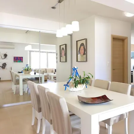 Semesterbostad Armilides Luxury 3 Bedroom Maisonette